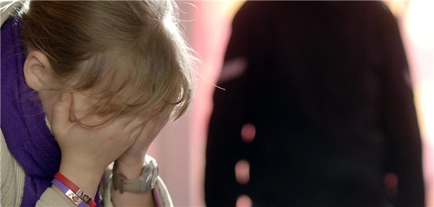 Jugendliche sind stärker gefährdet, Opfer sexueller Gewalt zu werden, als Erwachsene. (Symbolbild mit Fotomodellen)