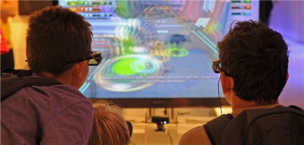Jugendliche spielen 3D-Spiele.
