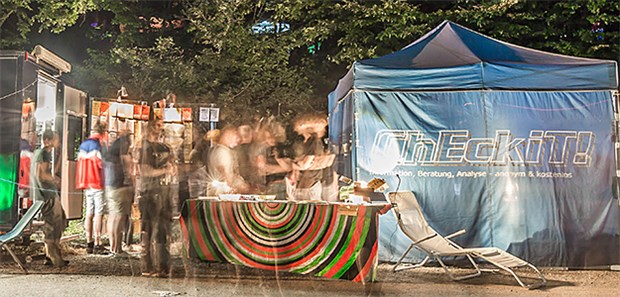 Partydrogen immer höher dosiert Jugendliche stehen auf einem Festival in Wien am Stand von «Checkit!», einem von der Stadt Wien finanzierten Projekt der Drogenhilfe und der Medizinischen Universität.