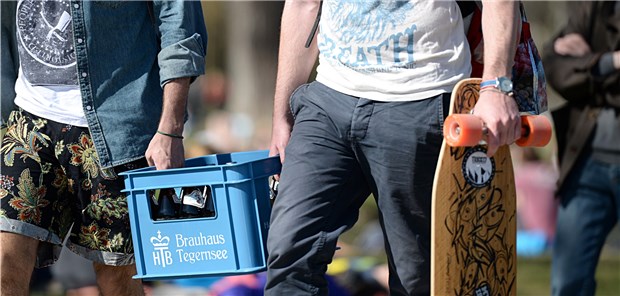 Rausch auf dem Rückzug Jugendliche tragen einen Bierkasten: Die Häufigkeit, mit der Jugendliche und junge Erwachsene Alkohol konsumieren, ist in den letzt 15 Jahren stark zurückgegangen.