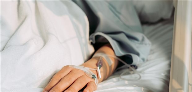 Eine Frau liegt im Krankenhaus und erhält eine pränatale Krebstherapie.