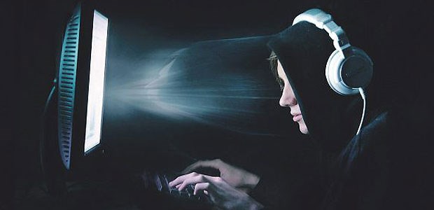 Eine Ambulanz für Online-Süchtige Jugendlicher in der Nacht vor dem Computer. Immer mehr junge Menschen leiden an Online-Sucht.