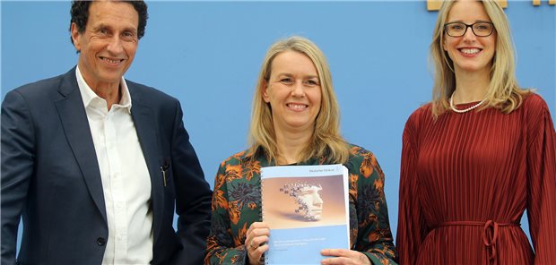 Julian Nida-Rümelin (links), Judith Simon und Alena Buyx (rechts) vom Deutschen Ethikrat präsentieren die Stellungnahme Thema „Mensch und Maschine – Herausforderungen durch Künstliche Intelligenz&quot;.