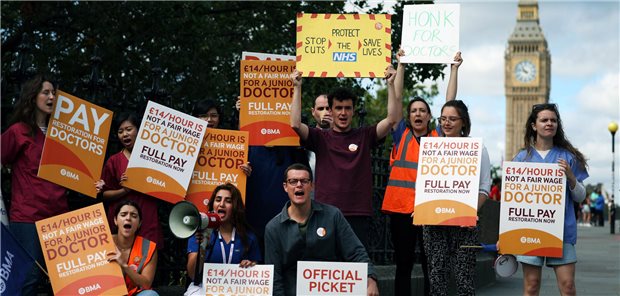 Junge Ärzte vor dem St. Thomas’ Hospital in London.