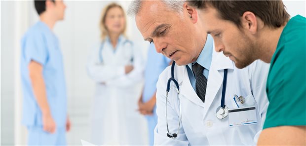 Junge Ärztinnen und Ärzte können von den Alten lernen – das gilt aber auch umgekehrt. (Symbolbild)