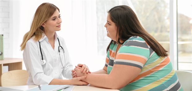 Ärztin mit adipöser Patientin