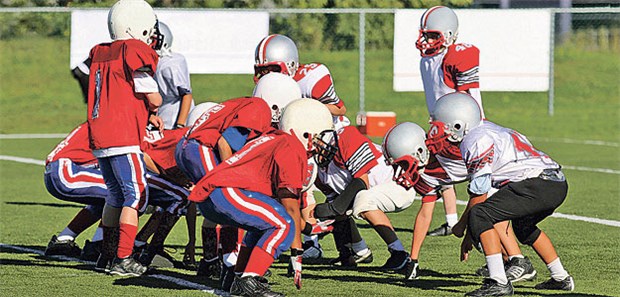 Football schädigt Gehirne junger Spieler Junge Footballspieler: Der Helm schützt nicht vor allem.