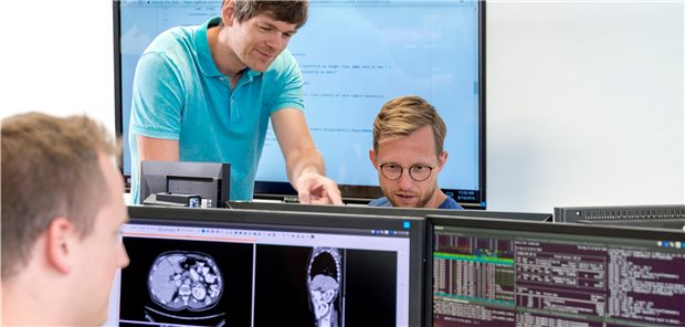 Junge Forscher im DKFZ an der Arbeit: Die Joint Imaging Platform in Heidelberg im Praxistest.