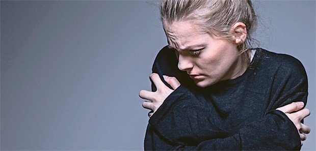 Die drei wirksamsten Maßnahmen, um Suizide zu verhindern Junge Frau in der Krise: Unter Jugendlichen und jungen Erwachsenen sind Suizide die zweithäufigste Todesursache.