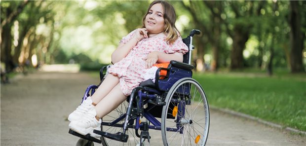 Junge Frau mit Spinaler Muskelatrophie (SMA): Krankheitsmodifizierende Therapien haben aus der früher tödlichen heute eine behandelbare Krankheit gemacht.