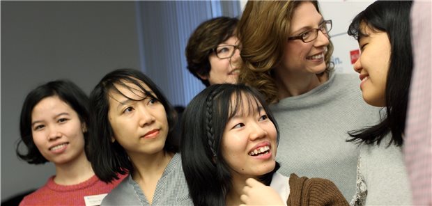 Anwerbung von Pflege-Fachkräften aus dem Ausland stockt Junge Frauen aus Vietnam werden zu Pflegefachkräften ausgebildet – hier bei einer Pressekonferenz mit der rheinland-pfälzischen Sozialministerin Sabine Bätzing-Lichtenthäler im Januar 2018 in Mainz.