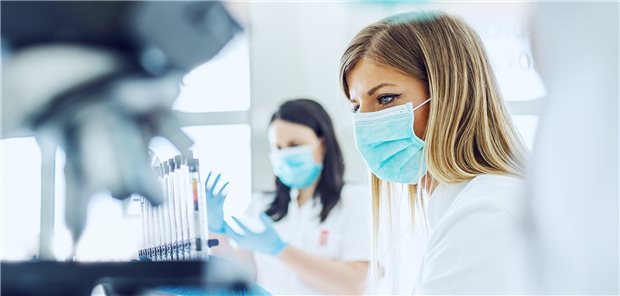 Zwei junge Forscherinnen mit Gesichtsmaske im Labor.