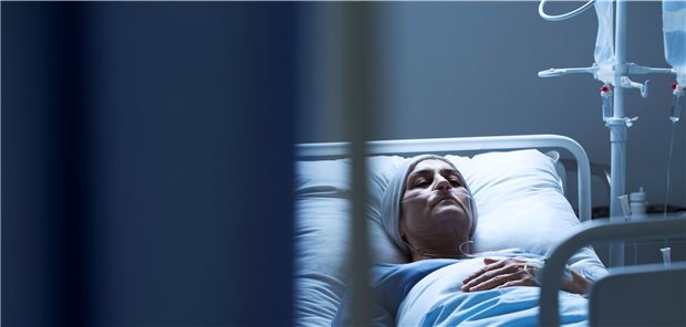 Junge Krebspatientin im Krankenhaus