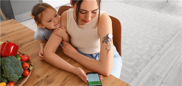 Hohe Diabetesraten und schwierige Stoffwechselkontrolle nach GDM Junge Mutter kontrolliert ihren Blutzucker: Bei Frauen mit Gestationsdiabetes in der Vorgeschichte besteht nach der Geburt ein hohes Risiko für einen Typ-2-Diabetes.