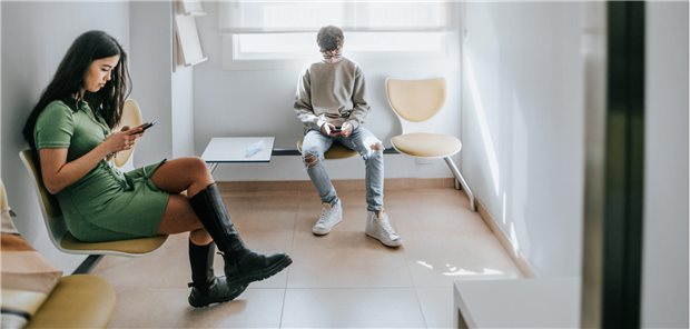 Junge Patienten im Wartezimmer einer Arztpraxis