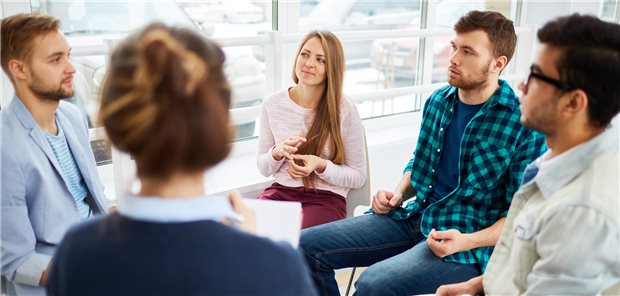 Psychotherapeuten mahnen Lücken in der Finanzierung der Weiterbildung an Junge Psychotherapeuten? Die könnten knapp werden, wenn sich an der Finanzierung der Weiterbildung nichts ändert, kritisiert der bvvp. (Motiv mit Fotomodellen)