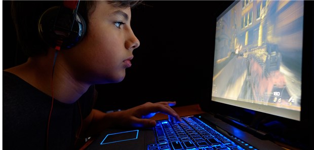 Hat jeder zweite Deutsche eine Online-Spielesucht? Junge beim Online-Spielen: Die Grenze zur Sucht verschwimmt schnell.