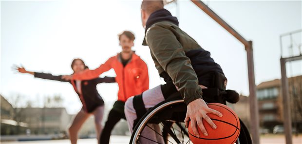 Junge im Rollstuhl beim Volleyballspiel: Das BAS kritisiert die laufende Hilfsmittelversorgung durch die Kassen als in Teilen lückenhaft und intransparent.