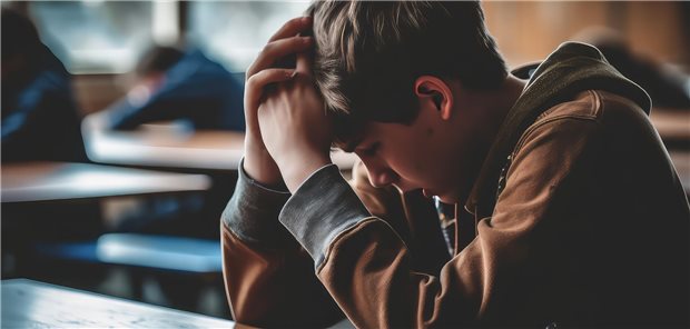 Bei Schulkindern in Deutschland: Zunahme von psychosomatischen Beschwerden Junge mit Kopfschmerzen