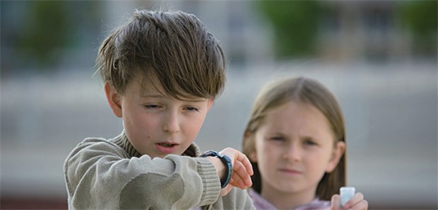 Was Asthma mit Geschlecht und Alter zu tun hat Jungen leiden etwa bis zum Alter von 12 Jahren häufiger als Mädchen unter Atemlosigkeit. Auch Asthma kommt vor der Pubertät bei Jungen deutlich häufiger vor. Später dreht sich das Blatt.