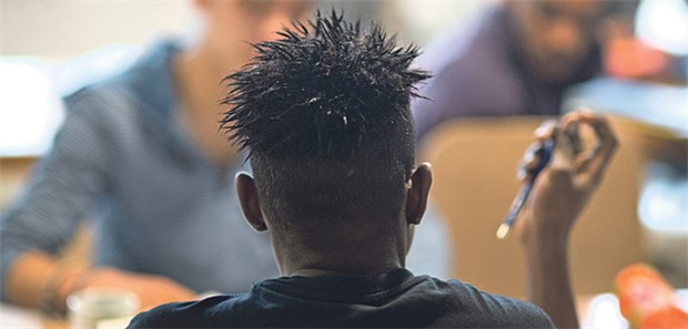 Strahleneinsatz zur Altersbestimmung in der Kritik Junger Flüchtling in einer Auffangeinrichtung. Minderjährige gelten als besonders schutzbedürftig.