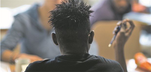 Psychotherapeuten beklagen Versorgungsdefizite Junger Flüchtling sucht Orientierung. Vor allem für begleitete Kinder wird zu wenig getan, kritisiert die Deutsche Psychotherapeuten Vereinigung.