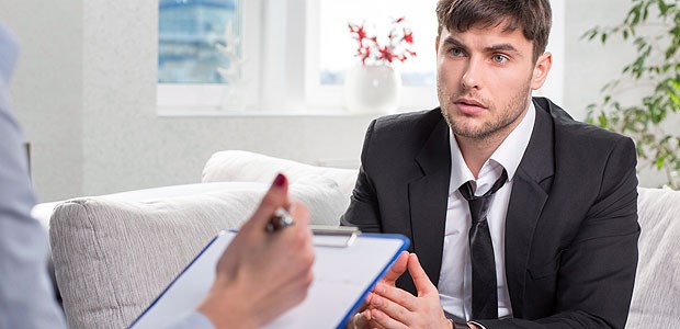Wie lassen sich kranke Seelen erahnen? Junger Mann in Psychotherapie: Die Frühdiagnostik psychischer Störungen ist schwierig.