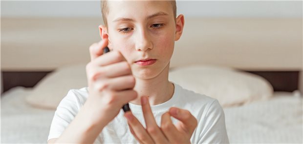 Junger Patient mit Typ-1-Diabetes: In einer kleinen Phase-II-Studie wirkte sich Golimumab positiv auf den externen Insulinbedarf aus.