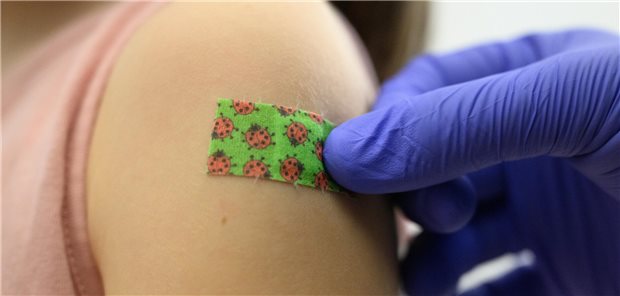 Mädchen bei einer Impfaktion