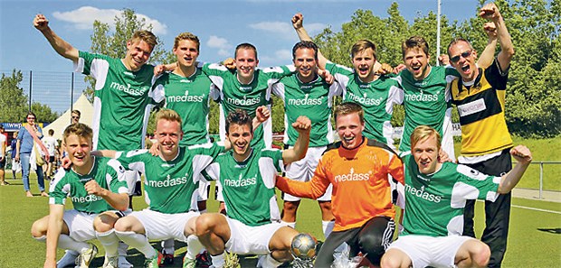 Deftige Klatsche für die KBV Junges Mitarbeiterteam: Westfalen-Lippe holt den Pokal beim Fußballturnier der Kassenärztlichen Vereinigungen in Waltrop.