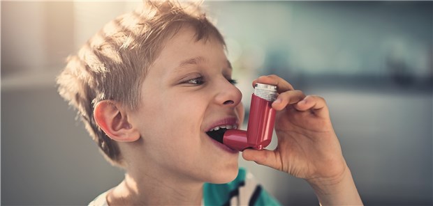 Jungs haben häufiger Asthma als Mädchen. In beiden Gruppierungen verliert sich aber gleichermaßen ein schwerer Verlauf während der Pubertät, ergab eine Studie.