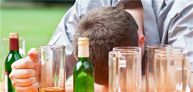 14.900 Kinder und Jugendliche wegen Alkoholmissbrauch in Klinik Jungs neigen stärker zum Rauschtrinken als Mädchen.