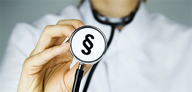 Juristische Forderungen wegen Behandlungsfehlern betreffen Hausärzte eher selten. Aber wenn, dann können sie sehr belastend sein.