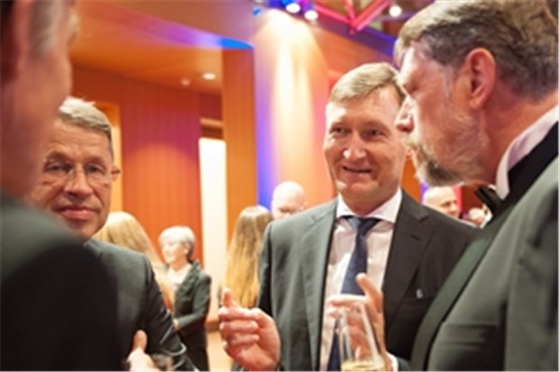 Ein Abend über Revolutionen Juroren und Professoren beim Sektempfang: Heyo Kroemer, Chef der Charité, Claus Vogelmeier von der Uniklinik in Marburg und Fred Zepp von der Uniklinik Mainz.