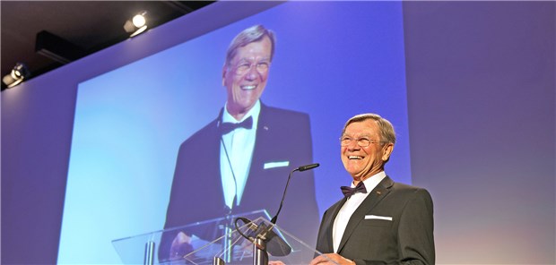 Innovationen und Ehrenamt für mehr Gesundheit Jury-Präsident Prof. Erland Erdmann hatte gut Lachen: Er durfte die Preisträger verkünden.