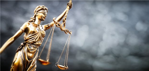 Justitia-Statue: Blind und ausgewogen sollen Urteile sein. Bei einem Streit zwischen einem multimorbiden Mann und seiner Kasse konnte das Gericht eher die Kassenposition verstehen.