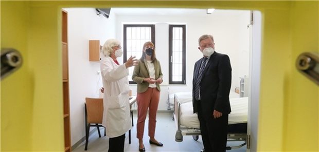 Haftkrankenhaus in Leipzig jetzt in Betrieb Justizministerin Katja Meier (Mitte) mit Anstaltsleiter Rolf Jacob und einer Mitarbeiterin des neuen Haftkrankenhauses in Leipzig.