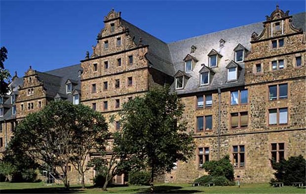 Behring-Röntgen-Stiftung fördert Studien in Gießen-Marburg Justus Liebig Universität (Zeughaus) in Gießen.