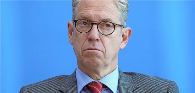 KBV distanziert sich von Montgomerys „kleine Richterlein“-Äußerung KBV-Chef Dr. Andreas Gassen distanziert sich von Äußerungen des Weltärztebund-Chefs Professor Frank Ulrich Montgomery.