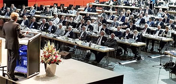 KBV-Chef Dr. Andreas Gassen kritisiert auf der Vertreterversammlung Versuche, an der ärztlichen Selbstverwaltung zu rütteln – das sei keine Innovation. Impressionen aus der KBV-VV liefert unsere Bildergalerie beim Klick aufs Bild.
