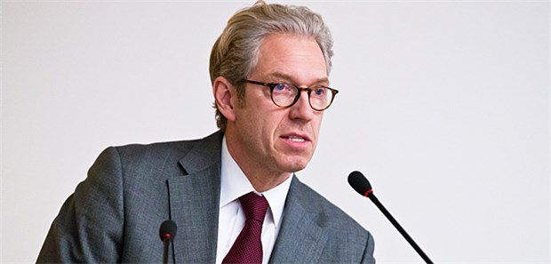 KBV warnt vor massivem Praxisabbau KBV-Chef Dr. Andreas Gassen kritisiert den Referentenentwurf des Versorgungsstärkungsgesetzes: "Für den medizinischen Nachwuchs werden zusätzliche Hürden errichtet."
