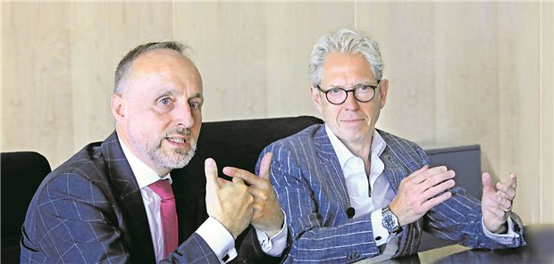 KBV-Chef Dr. Andreas Gassen (r.) und sein Vize Dr. Stephan Hofmeister: Die Pläne zur Entbudgetierung der Pädiatrie überzeugen die KBV nicht. (Archivbild) 