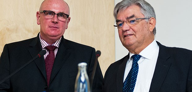 Köhler präsentiert Sieben-Punkte-Katalog KBV-Chef Dr. Andreas Köhler (l.) und Hans-Jochen Weidhaas, Vorsitzender der Vertreterversammlung der KBV, sprachen zu den Delegierten.