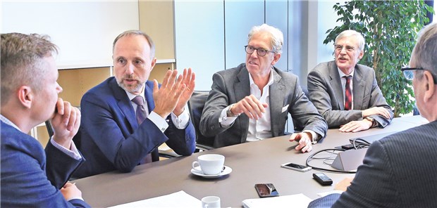 „Patientensteuerung ist ethisch, moralisch zwingend geboten!“ KBV-Vorstände Dr. Stephan Hofmeister, Dr. Andreas Gassen und Dr. Thomas Kriedel im Gespräch mit Redakteuren der „Ärzte Zeitung”.