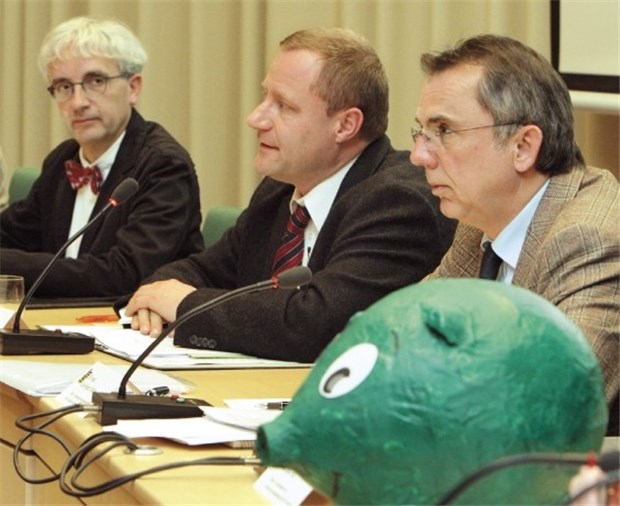 Billig - das kommt Kranke teuer zu stehen KBV-Vorstand Dr. Carl-Heinz Müller (r.) verspricht die Angleichung der Arzthonorare im Osten an das Westniveau.