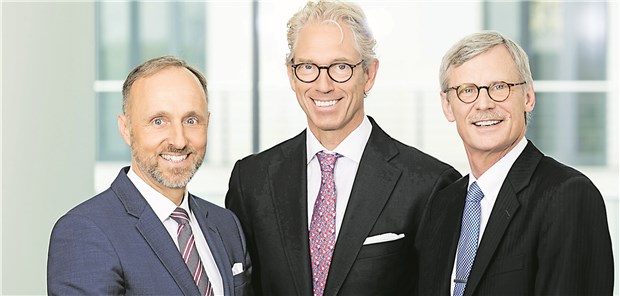 Die KBV will einen Steuerungstarif für Patienten KBV Vorstandschef Dr. Andreas Gassen (m.) mit seinen Vorstandskollegen Dr. Stephan Hofmeister (l.) und Dr. Thomas Kriedel (r.). Das Trio nahm auf der Vertreterversammlung Stellung zu den Themen Patientensteuerung, Notfallversorgung und Elektronische Patientenakten.
