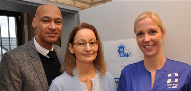 KV-eigene Kinderarztpraxis in Hamburg eröffnet KV-Chef John Afful und die Berufsverbandsvorsitzende der Pädiaterinnen und Pädiater in Hamburg, Dr. Claudia Haupt (Mitte)