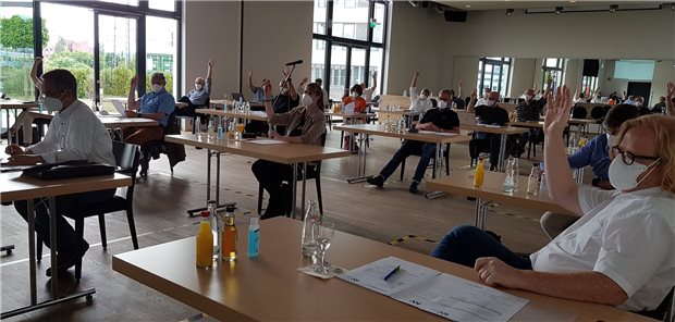 KV-Vertreterversammlung in Saarbrücken mit Abstand und Mundschutz: Für die Saar-Ärzte gilt für die ersten beiden Quartale nun ein Krisen-HVM.
