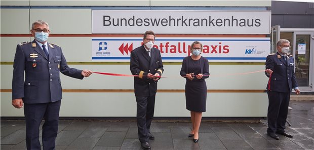 KV-Notfallpraxis am Hamburger Bundeswehrkrankenhaus KV-Vize Caroline Roos und Admiralarzt Dr. Knut Reuter eröffneten am Montag die KV Notfallpraxis am Bundeswehrkrankenhaus Hamburg.