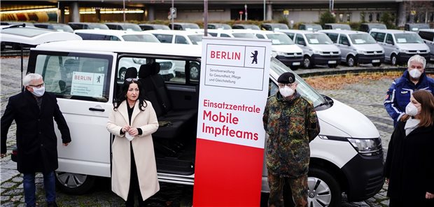 Von Tegel aus starten mobile Impfteams in die Heime KV-Vorstand Burkhard Ruppert, Gesundheitssenatorin Dilek Kalayci und Brigadegeneral Jürgen Karl Uchtmann (v.l.) vor den Fahrzeugen für die mobilen Corona-Impfteams am Flughafen Tegel.